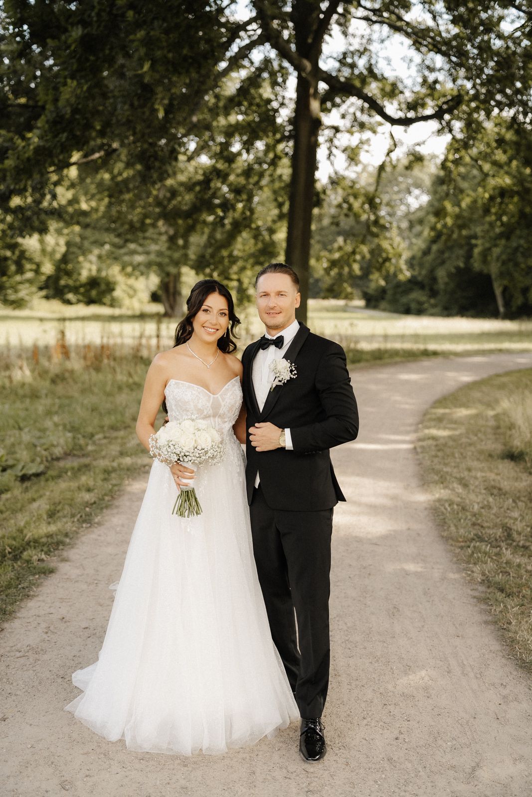 Julia und Sergej auf einem Parkweg