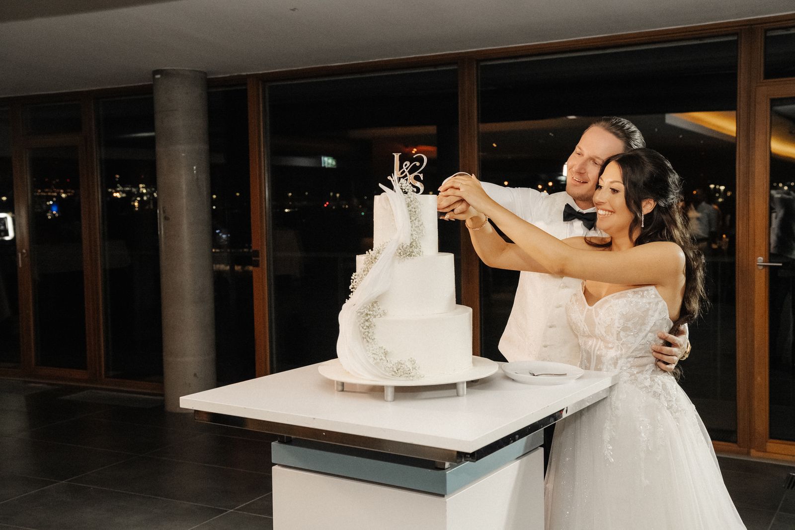Julia und Sergej schneiden die Hochzeitstorte an
